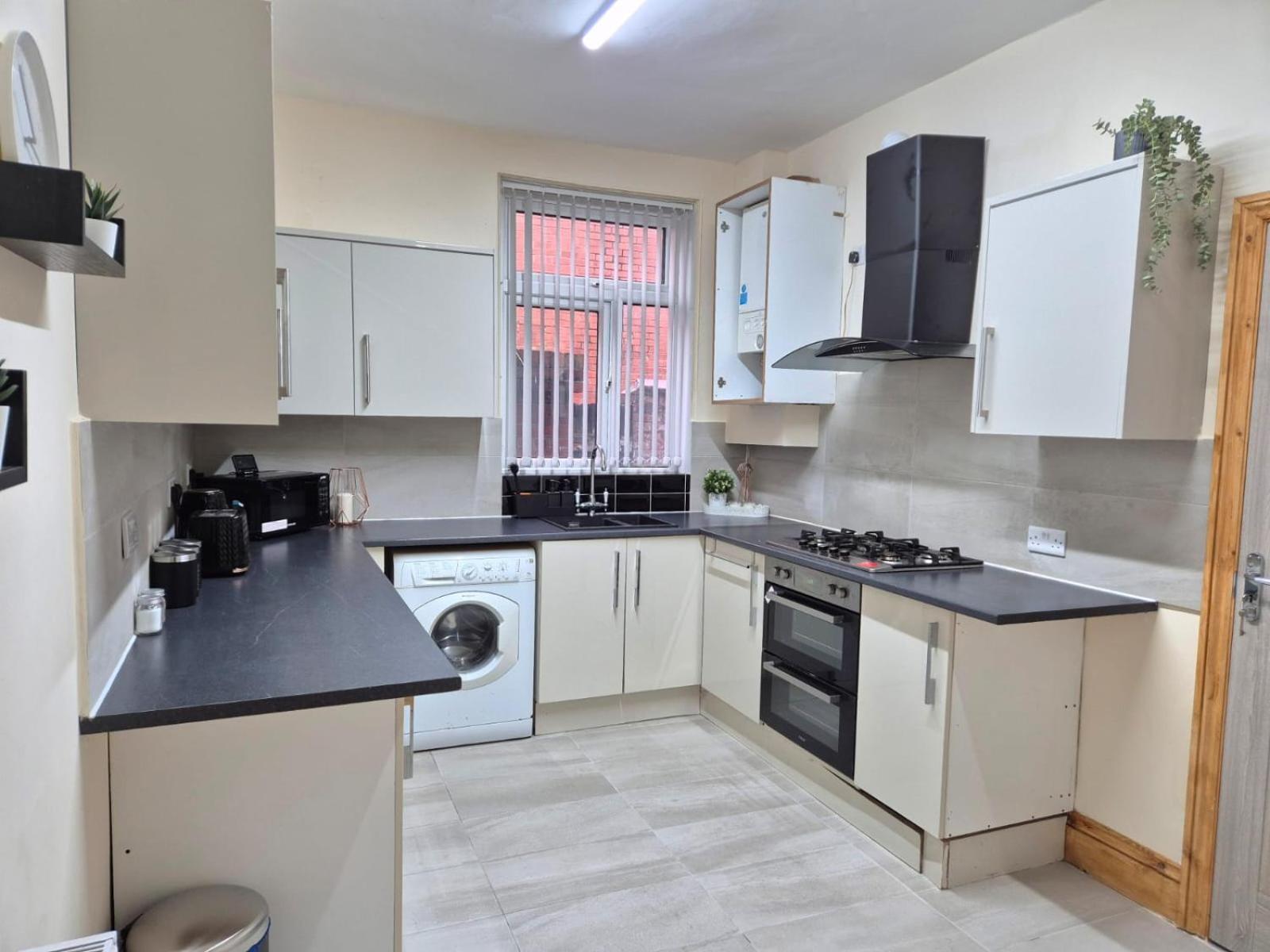 Rooms In Manchester 6 Minutes Drive To Victoria Station Exterior photo