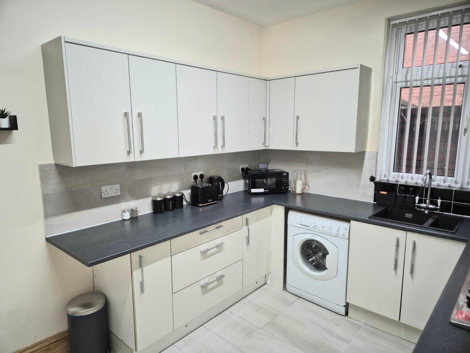 Rooms In Manchester 6 Minutes Drive To Victoria Station Exterior photo