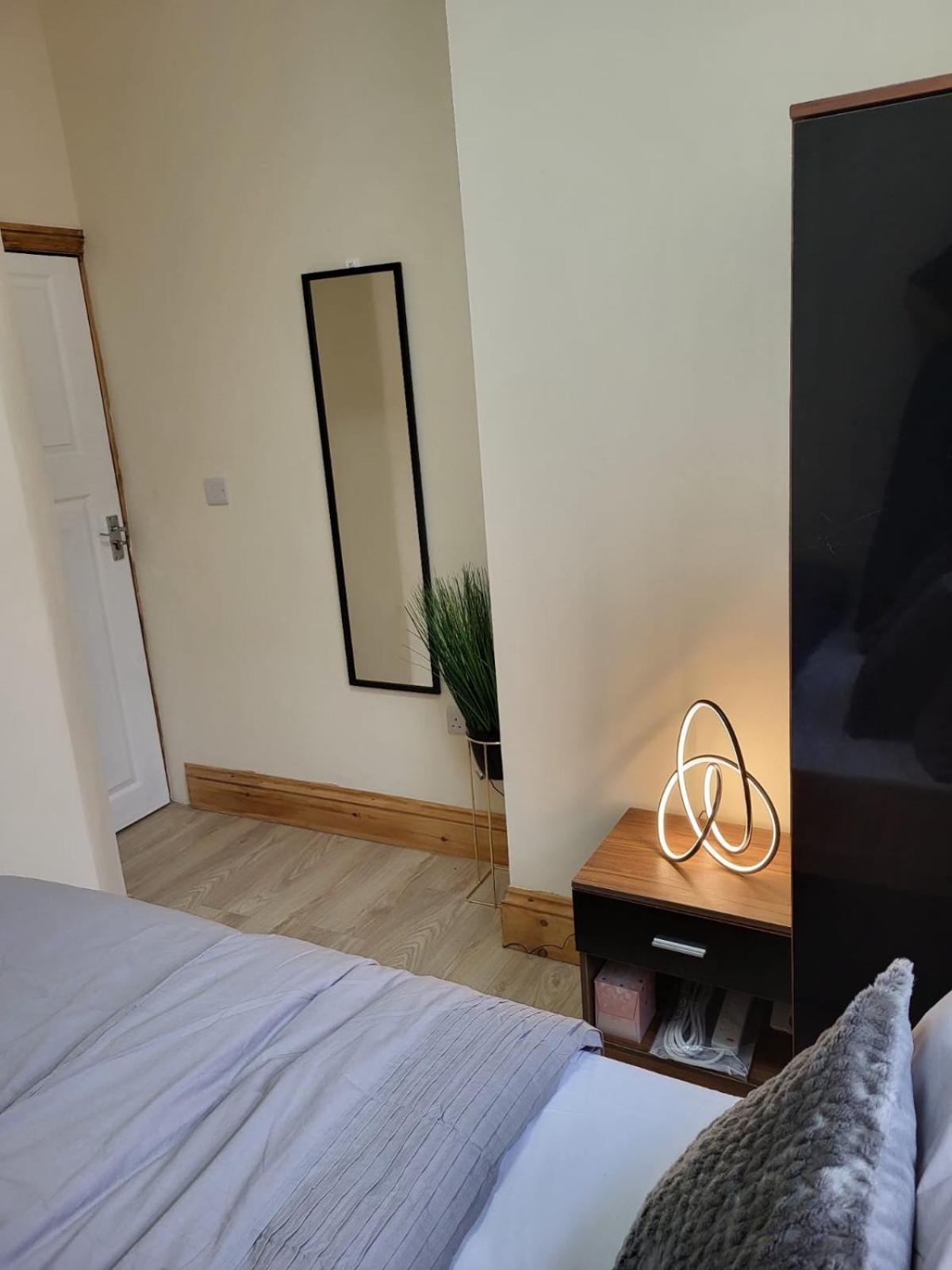 Rooms In Manchester 6 Minutes Drive To Victoria Station Exterior photo