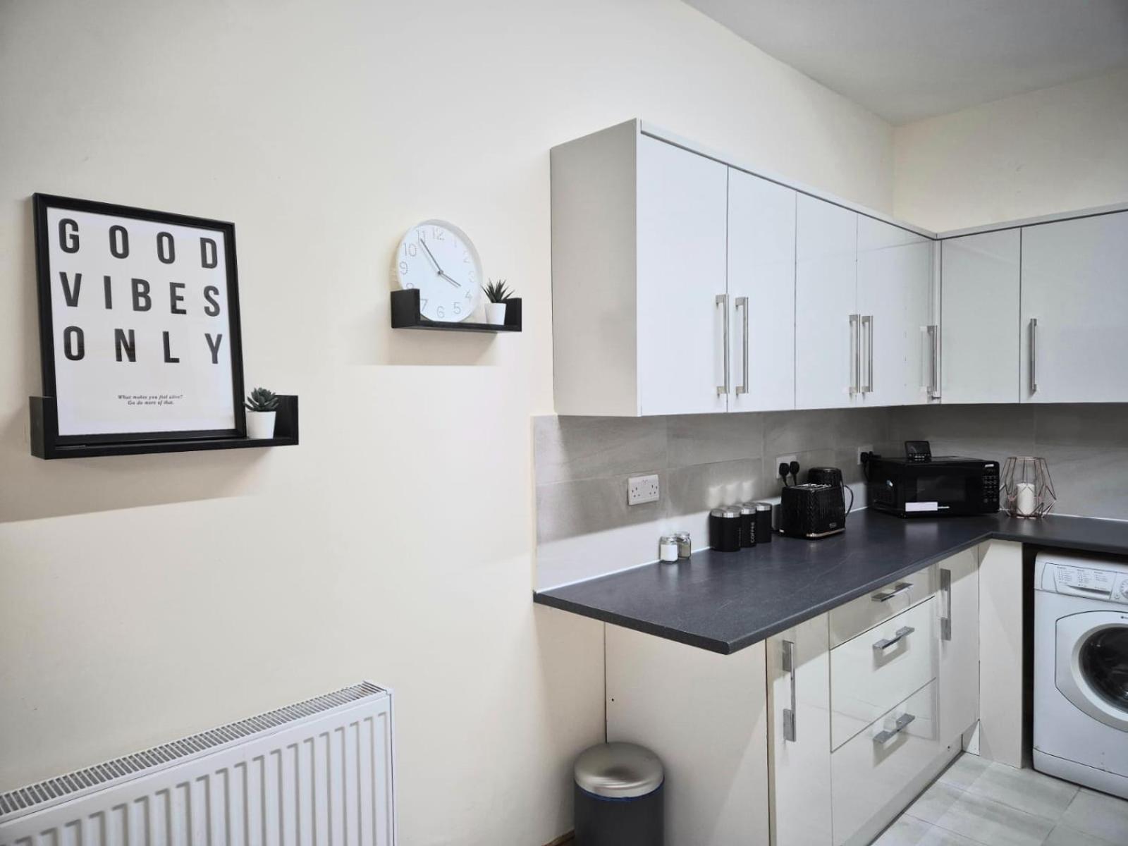 Rooms In Manchester 6 Minutes Drive To Victoria Station Exterior photo
